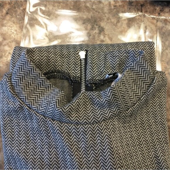 Women's Bar lll Black and White Short Sleeve Chevron Pattern Dress Size Large - Picture 11 of 11